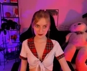 kiramontoyaa is a 18 year old female webcam sex model.