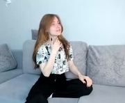 edacumby is a 18 year old female webcam sex model.