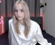 luna_r1se_ is a 18 year old female webcam sex model.