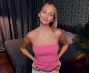 vellaford is a 18 year old female webcam sex model.