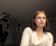 juanastrefeler is a 18 year old female webcam sex model.