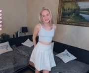 xxx_elizabeth_xxx is a 18 year old female webcam sex model.