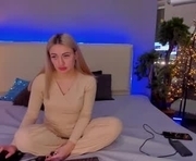 mikkishows is a 25 year old female webcam sex model.