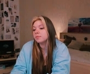 kissmywings is a 18 year old female webcam sex model.