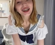 emilyluvo is a 18 year old female webcam sex model.