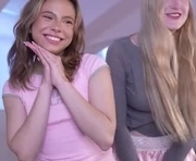 kiki_for_love_ is a 18 year old couple webcam sex model.