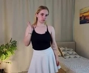 lorialocust is a 18 year old female webcam sex model.
