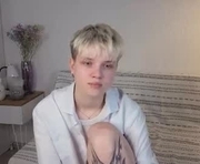 mimipuff is a 18 year old female webcam sex model.