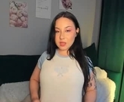 paulaguidroz is a 19 year old female webcam sex model.
