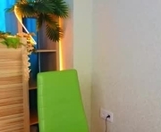 di_long is a 19 year old female webcam sex model.