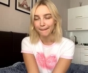 paztumminello is a 18 year old female webcam sex model.
