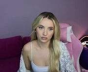 valeriesteele is a 18 year old female webcam sex model.