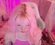 squeezypeach is a 33 year old female webcam sex model.