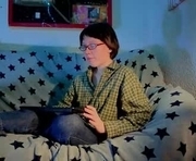 reborn_elf is a 18 year old female webcam sex model.