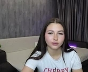 carolinebluee is a 18 year old female webcam sex model.