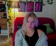 louisemous is a 19 year old female webcam sex model.