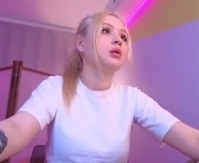 di_day is a 18 year old female webcam sex model.