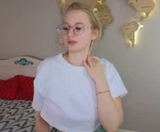 queeniegladish is a 18 year old female webcam sex model.