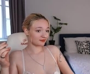 ginger_lisa is a  year old female webcam sex model.