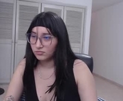 callmeravenn is a 19 year old female webcam sex model.