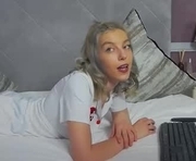 auroraskarlet is a 22 year old female webcam sex model.