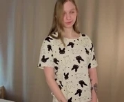 dollyburruss is a 18 year old female webcam sex model.
