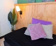halleylorens is a 18 year old female webcam sex model.