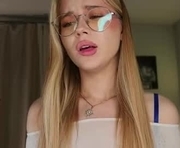 nicolafornes is a 18 year old female webcam sex model.