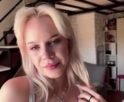 venessabonavia is a 18 year old female webcam sex model.