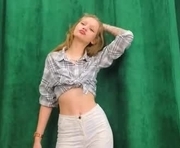 arlenesandoval is a 18 year old female webcam sex model.