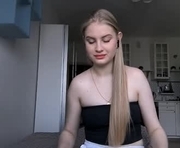 coraliehemmeter is a 18 year old female webcam sex model.