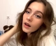 yaniraekberg is a 18 year old female webcam sex model.