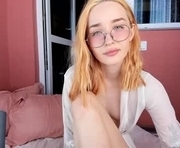 moon_dust_girl is a 19 year old female webcam sex model.