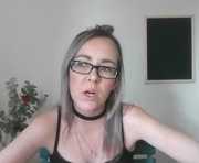 pizza_and_beer_equal_love is a 33 year old female webcam sex model.