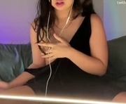 ariaelias is a 21 year old female webcam sex model.