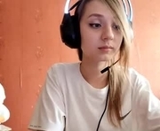lucy_blush is a 18 year old female webcam sex model.