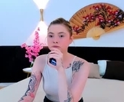tracycurtis is a 19 year old female webcam sex model.