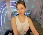 vinalil is a 18 year old female webcam sex model.