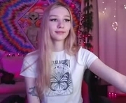 linlin_cuteeee is a 19 year old female webcam sex model.