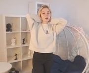 maidaedgin is a 18 year old female webcam sex model.