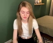 lily_savage is a 19 year old female webcam sex model.