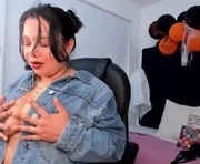 mahra_zoe is a 30 year old female webcam sex model.