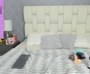 luna_bella3 is a  year old female webcam sex model.