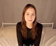 sellenali is a 19 year old female webcam sex model.