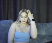 and1sa is a 18 year old female webcam sex model.