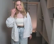 daisyhanchett is a 18 year old female webcam sex model.