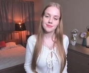 normaemans is a 18 year old female webcam sex model.