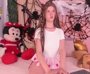 sofi_cuttie is a 19 year old female webcam sex model.