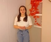 garyncoaker is a 18 year old female webcam sex model.