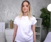 lynnegartrell is a 18 year old female webcam sex model.